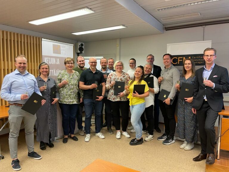 Kultapalat ketjujohtaja Jenny Salo on suorittanut ketjupäällikkö valmennuksen